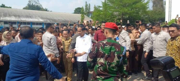 Presiden Joko Widodo melakukan kunjungan ke salah satu sekolah yang berada di kota Palembang yaitu SMK Negeri 2 Palembang, Kamis (26/10/2023).