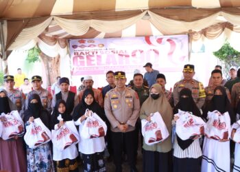 Kapolres Lhokseumawe, AKBP Henki Ismanto memberikan sejumlah paket sembako kepada puluhan santri. Kegiatan yang merupakan bagian Bakti sosial (Baksos) Akbari lulusan tahun 1990 tersebut dipusatkan di Mako Polsek Blang Mangat, Polres Lhokseumawe, Kamis (26/10/2023).