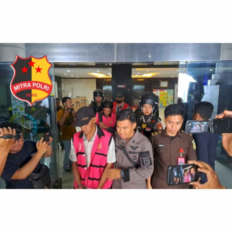 Keenam tersangka yang ditahan keluar dari Kantor Kejati Sulsel dengan tangan diborgol, dan menggunakan rompi pink. Masing-masing, AA selaku Ketua Satgas B pada Kantor Pertanahan Wajo, ND, NR, dan AN dimana ketiganya merupakan Anggota Satgas B dari perwakilan masyarakat.