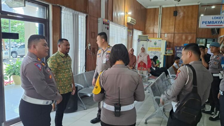 Satuan Lalu Lintas (Sat Lantas) Polres Simalungun menerima kunjungan kerja dalam bentuk supervisi pelayanan publik bidang Regident Ranmor Kamis, tanggal 26 Oktober 2023, di Kantor Samsat bersama Pematang Siantar.