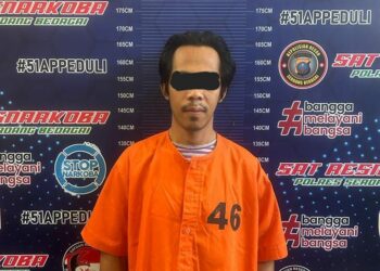 DIAMANKAN : K (32), terduga pengedar sabu, berikut barang bukti diamankan di Satnarkoba Polres Sergai. (Foto Dok/Humas Polres Sergai).