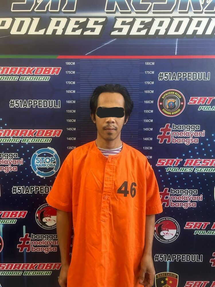 DIAMANKAN : K (32), terduga pengedar sabu, berikut barang bukti diamankan di Satnarkoba Polres Sergai. (Foto Dok/Humas Polres Sergai).