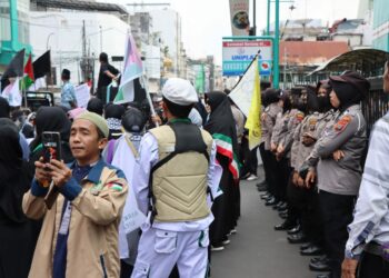 KAWAL UNRAS: Personel Polrestabes Medan mengawal aksi unras di depan Konjen Amerika Serikat Gedung Uniland Plaza Jalan MT Haryono Medan, Jumat (27/10/2023).(Foto Dok/Polrestabes)