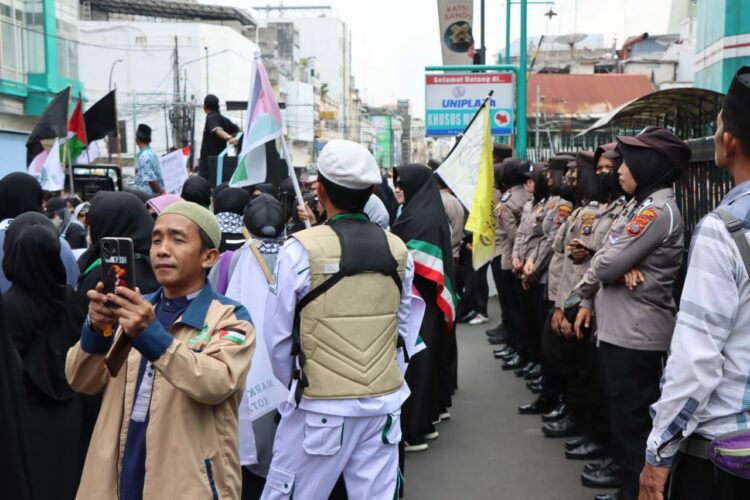 KAWAL UNRAS: Personel Polrestabes Medan mengawal aksi unras di depan Konjen Amerika Serikat Gedung Uniland Plaza Jalan MT Haryono Medan, Jumat (27/10/2023).(Foto Dok/Polrestabes)