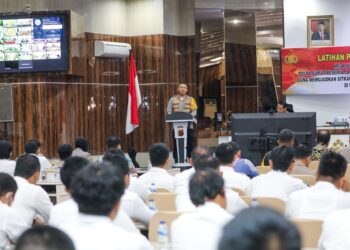 BERI ARAHAN: Kapolda Sumut, Irjen Pol Agung Setya Imam Effendi memberi arahan saat gelar latihan pra Operasi Sikat Toba 2023 dalam memberantas tindak pidana kejahatan jalanan di Mapolda Sumut, Jumat (27/10/2023). (Foto Dok/ Polda Sumut)