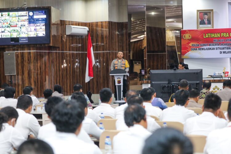BERI ARAHAN: Kapolda Sumut, Irjen Pol Agung Setya Imam Effendi memberi arahan saat gelar latihan pra Operasi Sikat Toba 2023 dalam memberantas tindak pidana kejahatan jalanan di Mapolda Sumut, Jumat (27/10/2023). (Foto Dok/ Polda Sumut)