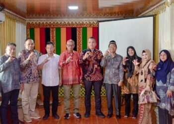 Ketua Tim Penilai Handoko Agung Saputro dan tim, didampingi Komisi Informasi Aceh Muhammad Hamzah, disambut hangat oleh Pj Wali Kota Sabang Reza Fahlevi bersama aparatur setempat, di Kantor Keuchik Gampong Kuta Barat, Jumat (27/10/23).