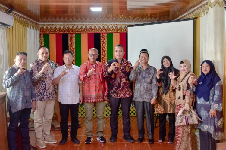 Ketua Tim Penilai Handoko Agung Saputro dan tim, didampingi Komisi Informasi Aceh Muhammad Hamzah, disambut hangat oleh Pj Wali Kota Sabang Reza Fahlevi bersama aparatur setempat, di Kantor Keuchik Gampong Kuta Barat, Jumat (27/10/23).