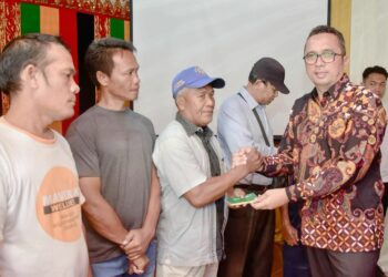 Bantuan tersebut diberikan langsung oleh Pj Wali Kota Sabang Reza Fahlevi kepada para korban, usai penyambutan Apresiasi Keterbukaan Informasi Publik Desa tingkat Nasional tahun 2023, di Kantor Keuchik Gampong Kuta Barat, Jumat (27/10/23).