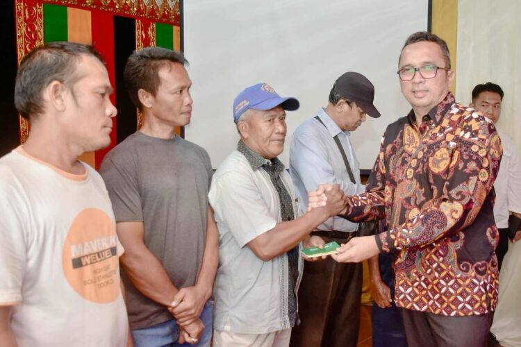 Bantuan tersebut diberikan langsung oleh Pj Wali Kota Sabang Reza Fahlevi kepada para korban, usai penyambutan Apresiasi Keterbukaan Informasi Publik Desa tingkat Nasional tahun 2023, di Kantor Keuchik Gampong Kuta Barat, Jumat (27/10/23).