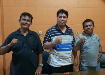 FOTO BERSAMA: Panitia Natal KWK Sumut tahun 2023 foto bersama, Ketua Hanson Munthe (tengah), Sudin Pasaribu (kanan) dan Hendrik Simamora (kiri), Jumat (27/10/2023). (Foto Dok/ KWK Sumut)