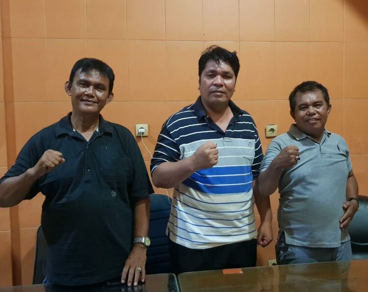 FOTO BERSAMA: Panitia Natal KWK Sumut tahun 2023 foto bersama, Ketua Hanson Munthe (tengah), Sudin Pasaribu (kanan) dan Hendrik Simamora (kiri), Jumat (27/10/2023). (Foto Dok/ KWK Sumut)