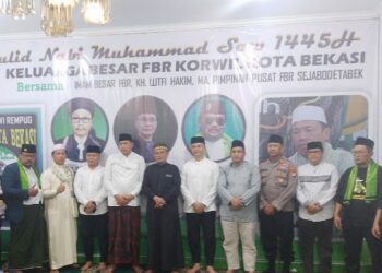 Foto bersama para Kyai, Ustadz, Imam Besar FBR, Dandim, Tri Adhianto, serta Korwil FBR. (Foto : RH/Mitrapolri.com)