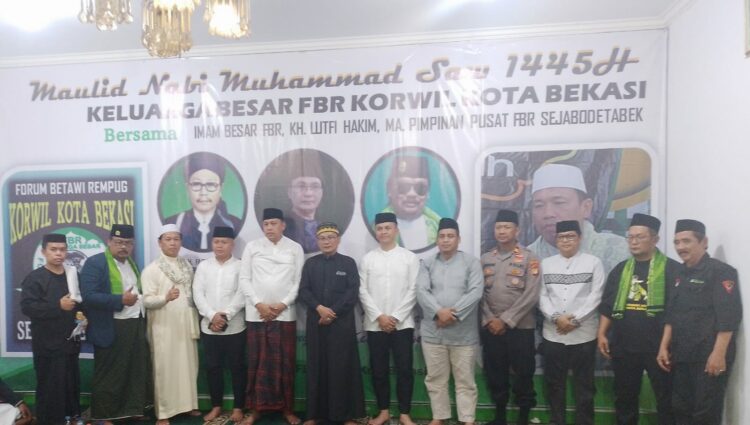 Foto bersama para Kyai, Ustadz, Imam Besar FBR, Dandim, Tri Adhianto, serta Korwil FBR. (Foto : RH/Mitrapolri.com)