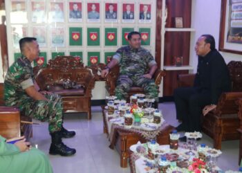 Wali Kota Tegal, H. Dedy Yon Supriyono menyambut Komandan Korem 071/Wijayakusuma Kolonel Czi Mohammad Andhy Kusuma, S.Sos., M.M., M.Han saat melaksanakan kunjungan kerja di Markas Kodim 0712 Tegal, Jum'ar (27/10/23) pagi.
