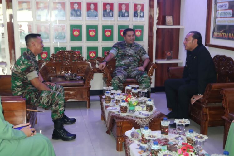 Wali Kota Tegal, H. Dedy Yon Supriyono menyambut Komandan Korem 071/Wijayakusuma Kolonel Czi Mohammad Andhy Kusuma, S.Sos., M.M., M.Han saat melaksanakan kunjungan kerja di Markas Kodim 0712 Tegal, Jum'ar (27/10/23) pagi.