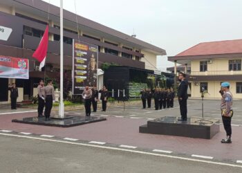 UPACARA: Personel Polrestabes Medan menggelar Upacara Hari Peringatan Sumpah Pemuda ke-95 tahun 2023 di Mapolrestabes, Sabtu (28/10/2023).(Fofo Dok/Polrestabes)