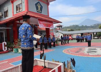 Pegawai Lapas Bitung kompak menggunakan pakaian batik Korps Pegawai Negeri Indonesia (KORPRI) dalam mengikuti giat upacara yang dilakukan di halaman depan Lapas Bitung.