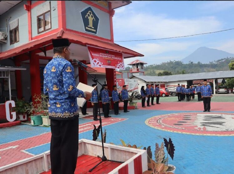 Pegawai Lapas Bitung kompak menggunakan pakaian batik Korps Pegawai Negeri Indonesia (KORPRI) dalam mengikuti giat upacara yang dilakukan di halaman depan Lapas Bitung.