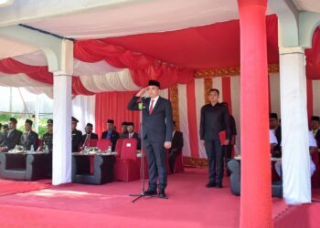 Pj Wali Kota Sabang ketika memimpin Upacara pelaksanaan Peringatan Hari Sumpah Pemuda ke-95 Tahun 2023 di Kota Sabang, yang berlangsung di Lapangan Playground, Sabtu (28/10/23).