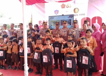 DIABADIKAN : Kabag Ops Polres Sergai, Kompol LS Siregar bersama Kabag SDM Kompol SP Anak Ampun, Camat Tanjungberingin Elmiati, para Kapolsek sejajaran dan pengurus Bhayangkari diabadikan bersama lansia dan anak sekolah penerima bantuan dari Baksos alumni Akbari 90, 33 tahun mengabdi untuk negeri, Sabtu (28/10/2023). (Foto Dok/AKP Tobat Sihombing)