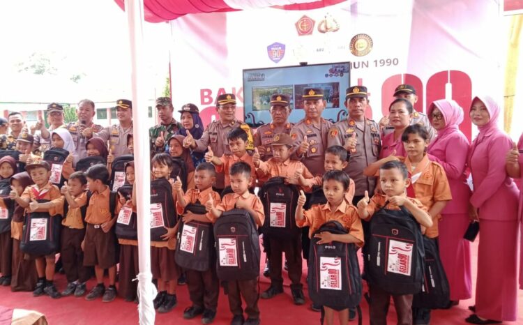 DIABADIKAN : Kabag Ops Polres Sergai, Kompol LS Siregar bersama Kabag SDM Kompol SP Anak Ampun, Camat Tanjungberingin Elmiati, para Kapolsek sejajaran dan pengurus Bhayangkari diabadikan bersama lansia dan anak sekolah penerima bantuan dari Baksos alumni Akbari 90, 33 tahun mengabdi untuk negeri, Sabtu (28/10/2023). (Foto Dok/AKP Tobat Sihombing)