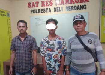 DIAPIT PERSONEL : Tersangka pengedar sabu AGS diapit Personel, saat diserahkan ke Satres Narkoba Polresta Deliserdang, Jumat (27/10/2023) di Lubukpakam. (Foto.Dok/Polsek Batangkuis)