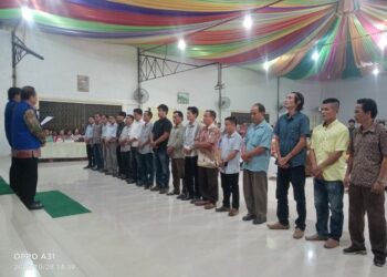 Sejumlah ratusan masyarakat tim pemenangan Sokhiatulo Laoli hadiri pengukuhan kordes dan korcam di se-Kabupaten Nias Barat yang dilaksanakan di tokosa hall pada sabtu 28/10/2023. Acara ini di awali dengan doa dan menyanyikan lagu Indonesia Raya.