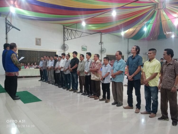 Sejumlah ratusan masyarakat tim pemenangan Sokhiatulo Laoli hadiri pengukuhan kordes dan korcam di se-Kabupaten Nias Barat yang dilaksanakan di tokosa hall pada sabtu 28/10/2023. Acara ini di awali dengan doa dan menyanyikan lagu Indonesia Raya.