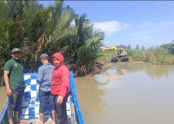 Anggota DPR RI Fraksi PKB H. Ruslan M Daud (HRD) Bantu Fasilitasi Becko Ampibi untuk penggerukan Kuala sungai Krueng Mane Kecamatan Muara Batu, Aceh Utara, Minggu (29/10/23).