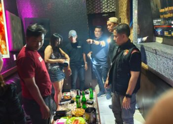 RAZIA: Polda Sumut merazia salah satu tempat hiburan malam dalam mencegah peredaran narkoba, Minggu (29/10/2023). (Foto Dok/ Polda Sumut)