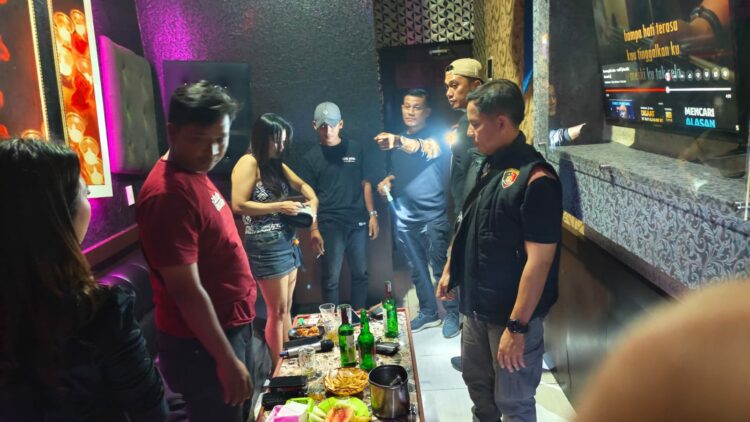 RAZIA: Polda Sumut merazia salah satu tempat hiburan malam dalam mencegah peredaran narkoba, Minggu (29/10/2023). (Foto Dok/ Polda Sumut)