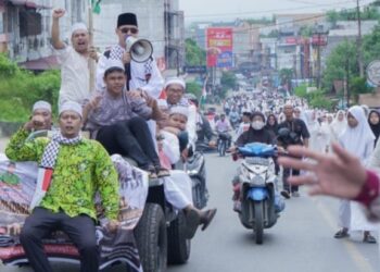Ribuan orang masyarakat Labuhanbatu Selatan (Labusel) long March Aksi Bela Palestina sebagai wujud kepedulian sesama manusia dengan melakukan pawai berjalan inti Kota menuju Aula SBBK Kotapinang pada Minggu (29/10/23).