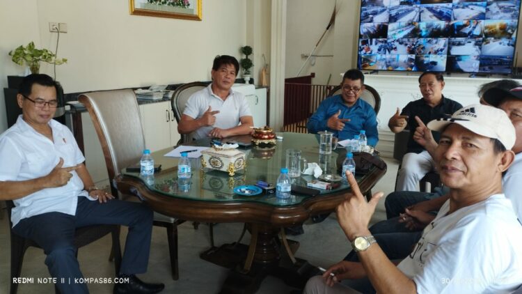 Ketua Komando Pemenangan Presiden dan Wakil Presiden Prabowo – Gibran Kota Bitung, Joseph “ Keon “ Maringka menerima Dewan Pimpinan Cabang – DPC Relawan Garuda 08 Kota Bitung, Senin (30/10/03).