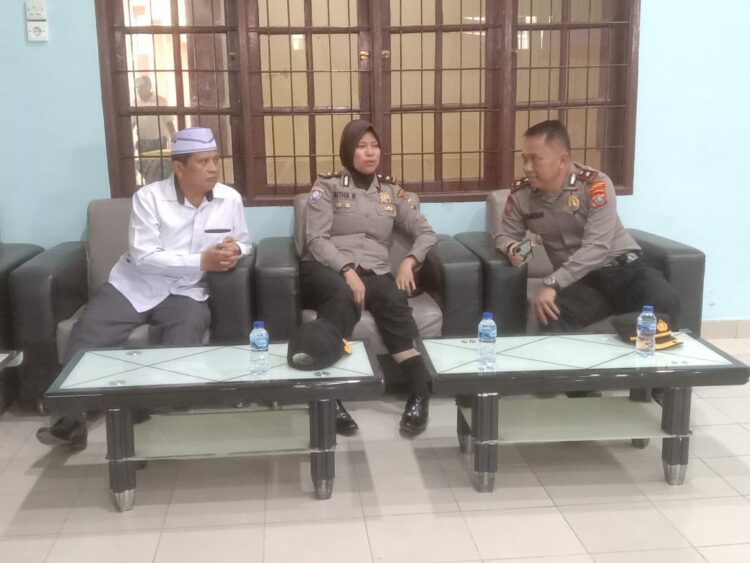 ANJANGSANA: Kasat Binmas Kompol Kamdani anjangsana ke tokoh agama, Ustad  H Drs Kusto Nardi di Sekolah SMA Swasta Teladan Pertiwi, Senin (30/10/2023).(Foto Dok/Polrestabes)