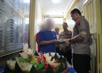 Si Humas Polresta Banyumas Polda Jateng mempunyai cara sendiri untuk memperingati HUT Humas Polri ke-72 yang jatuh pada tanggal 30 Oktober 2023. Yakni menggelar tasyakuran bersama warga tahanan di ruang tahanan Polresta Banyumas, Senin (30/10/23).