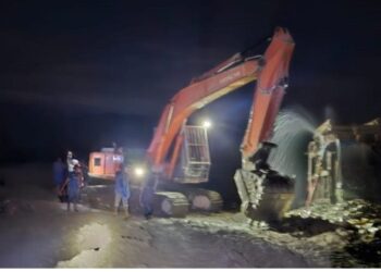Satu unit excavator di lokasi tambang tersebut dan juga memeriksa saksi, yaitu operator alat berat atas nama HD (21) dan pekerja asbuk atas nama JM (28) dan SB (35).