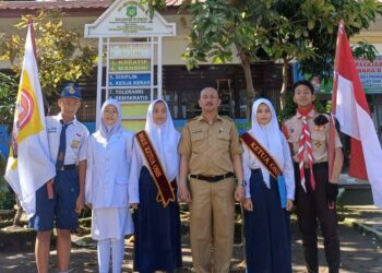 FOTO BERSAMA: Kepala UPT SMP Negeri 28 Medan, Mardenggan Roni Simon Sila an, S.Pd foto bersama pengurus OSIS Tahun 2023/2024, Senin (30/10/2023). (Foto Dok/ SMPN 28 Medan)