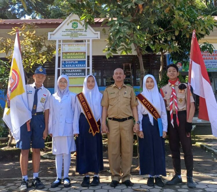 FOTO BERSAMA: Kepala UPT SMP Negeri 28 Medan, Mardenggan Roni Simon Sila an, S.Pd foto bersama pengurus OSIS Tahun 2023/2024, Senin (30/10/2023). (Foto Dok/ SMPN 28 Medan)