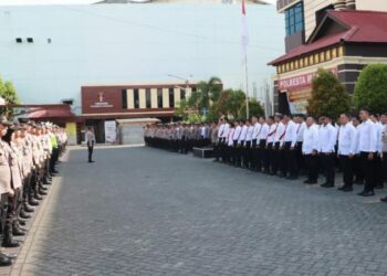 Wakapolresta Manado, AKBP Faisol Wahyudi, memimpin dengan penuh semangat pelaksanaan upacara Korps Raport kenaikan pangkat dari Aiptu ke Ipda di Mako Polresta Manado, pada hari Senin (30/10/2023).