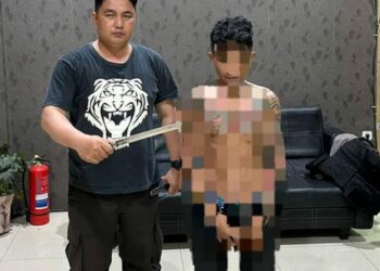 Pelaku yang diidentifikasi sebagai AM, lahir di Bitung pada 28 April 1993, dan berusia 30 tahun. Pekerjaan AM adalah buru bagasi, dan alamatnya tercatat di Bitung Pasar Tua.