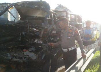 RINGSEK : Kanit Gakkum Sat Lantas Polresta Deliserdang, Iptu Robertus Gultom mengevakuasi mobil pikab yang sudah ringsek di bagian depan, Senin (30/10/2023) di Jalan Tol Tanjungmorawa. (Foto.Dok/Sat Lantas Polresta Deliserdang).
