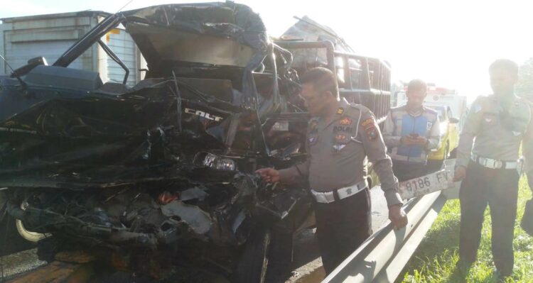 RINGSEK : Kanit Gakkum Sat Lantas Polresta Deliserdang, Iptu Robertus Gultom mengevakuasi mobil pikab yang sudah ringsek di bagian depan, Senin (30/10/2023) di Jalan Tol Tanjungmorawa. (Foto.Dok/Sat Lantas Polresta Deliserdang).