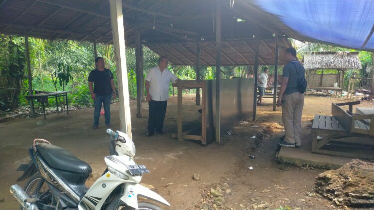 KOSONG: Personel Polsek Patumbak mendapati warung Pak Kulit yang disinyalir lokasi judi Jalan Patumbak - Talun Kenas Desa Patumbak I Kecamatan Patumbak, Kabupaten Deli Serdang dalam keadaan kosong dari praktik judi, Senin (30/10/2023). (Foto Dok/ Polsek Patumbak)