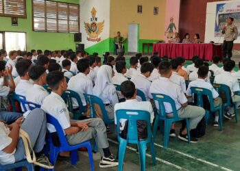 Para siswa-siswi mendengarkan penyuluhan dari Sat Binmas Polres Pematang Siantar tentang bahaya Narkoba, Pergaulan Bebas, Tawuran, Balap Liar, Batasi Penggunaan Gadget. Foto: Dok. Istimewa.