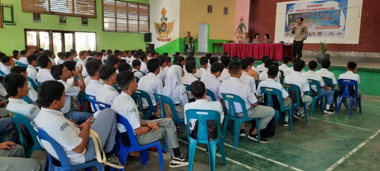 Para siswa-siswi mendengarkan penyuluhan dari Sat Binmas Polres Pematang Siantar tentang bahaya Narkoba, Pergaulan Bebas, Tawuran, Balap Liar, Batasi Penggunaan Gadget. Foto: Dok. Istimewa.