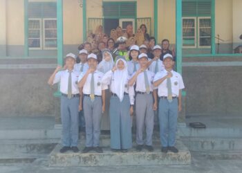 Kasat Lantas Polres Pematang Siantar  AKP Relina Lumban Gaol S. Sos diwakili Kanit Kamsel Aipda Darwin P. Sitorus SH memberikan masukan tentang pentingnya tertib berlalulintas kepada Siswa-siswi Tamsis. Foto: Dok. Istimewa.