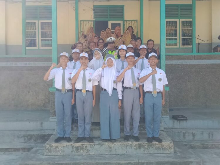Kasat Lantas Polres Pematang Siantar  AKP Relina Lumban Gaol S. Sos diwakili Kanit Kamsel Aipda Darwin P. Sitorus SH memberikan masukan tentang pentingnya tertib berlalulintas kepada Siswa-siswi Tamsis. Foto: Dok. Istimewa.