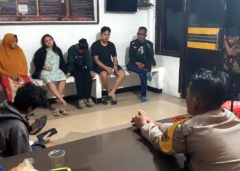 Personel Polsek Sinatar Utara melalui piket Bhabinkamtibmas menyelesaikan perkara penggelapan HP melalui Problem Solving. Foto: Dok. Istimewa.