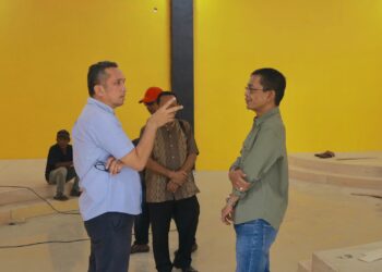 Penjabat Wali Kota Sabang, Reza Fahlevi saat meninjau persiapan stan pameran Kota Sabang di Taman Sulthanah Safiatuddin.